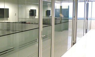 Перегородки из стекла в офисе купить в Санкт-Петербурге