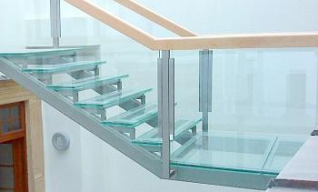 Стеклянные ступени и стеклянная площадка на лестнице в Санкт-Петербурге. Готовые проекты ПерилаГлавСнаб