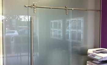 Перегородки из стекла непрозрачные, для офиса в Санкт-Петербурге. Готовые проекты ПерилаГлавСнаб