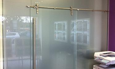 Перегородки из стекла непрозрачные, для офиса купить в Санкт-Петербурге