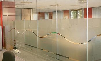 Стеклянные перегородки в офис, частично матированные в Санкт-Петербурге. Готовые проекты ПерилаГлавСнаб
