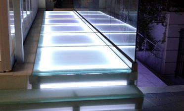 Стеклянный подиум со ступенями с подсветкой купить в Санкт-Петербурге