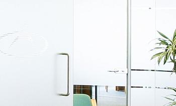 Перегородки из стекла в интерьере офиса в Санкт-Петербурге. Готовые проекты ПерилаГлавСнаб