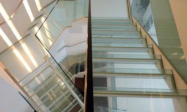 Стеклянные ступени и площадки для колодезной лестницы купить в Санкт-Петербурге