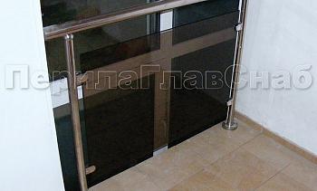 Ограждения со стеклом с крепление в пол окна на лестничной площадке в Санкт-Петербурге. Готовые проекты ПерилаГлавСнаб