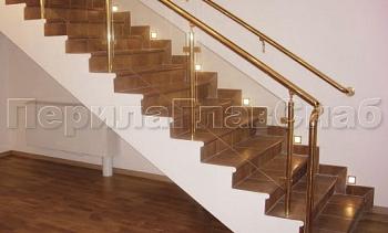 Ограждение лестницы с прозрачным стеклом, стойками и поручнем из латуни в Санкт-Петербурге. Готовые проекты ПерилаГлавСнаб
