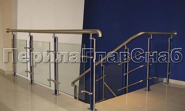 Ограждение со стойками с акриловыми вставками на спайдерных стеклодержателях купить в Санкт-Петербурге