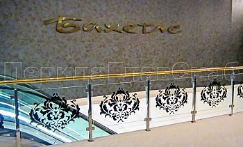 Ограждение лестницы на квадратных стойках с латунным поручнем в Санкт-Петербурге. Готовые проекты ПерилаГлавСнаб