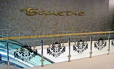 Ограждение лестницы на квадратных стойках с латунным поручнем купить в Санкт-Петербурге