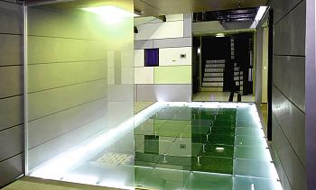 Подсветка стеклянного пола в гостинице в Санкт-Петербурге. Готовые проекты ПерилаГлавСнаб