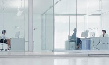 Стеклянные прозрачные перегородки в офис премиум купить в Санкт-Петербурге