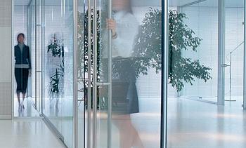 Перегородки в офис с прозрачным стеклом премиум в Санкт-Петербурге. Готовые проекты ПерилаГлавСнаб