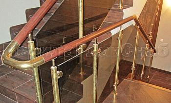 Ограждение лестницы со стеклом, тонированным в массе, стойки и завязки поручня из латуни в Санкт-Петербурге. Готовые проекты ПерилаГлавСнаб