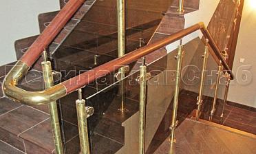 Ограждение лестницы со стеклом, тонированным в массе, стойки и завязки поручня из латуни купить в Санкт-Петербурге