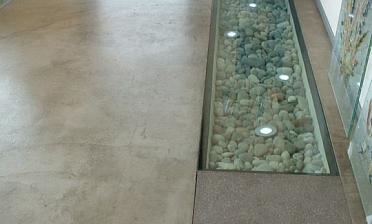 Стеклянный пол в квартиру с декоративной композицией купить в Санкт-Петербурге