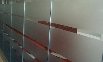 Стеклянные перегородки в офисе с закаткой пленки в Санкт-Петербурге. Готовые проекты ПерилаГлавСнаб