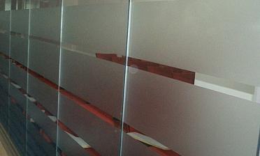 Стеклянные перегородки в офисе с закаткой пленки купить в Санкт-Петербурге