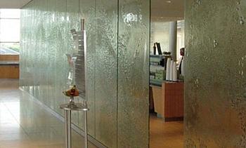 Стеклянные перегородки с декоративным рельефом в офисе в Санкт-Петербурге. Готовые проекты ПерилаГлавСнаб
