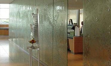 Стеклянные перегородки с декоративным рельефом в офисе купить в Санкт-Петербурге
