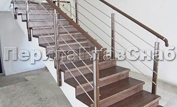 Ограждение со стойками из шлифованной нержавеющей стали с боковым крепежом, со вставками из дерева в Санкт-Петербурге. Готовые проекты ПерилаГлавСнаб