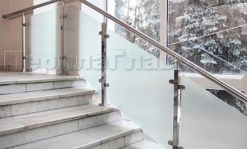 Ограждениие из нержавейки со стеклом для окон в Санкт-Петербурге. Готовые проекты ПерилаГлавСнаб