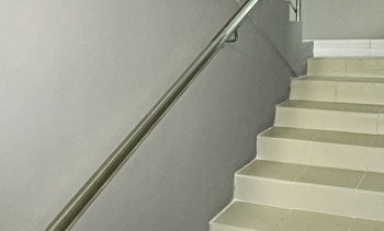 Пристенный поручень из нержавеющей стали в Санкт-Петербурге. Готовые проекты ПерилаГлавСнаб Пристенный поручень из нержавеющей стали в Санкт-Петербурге. Готовые проекты ПерилаГлавСнаб