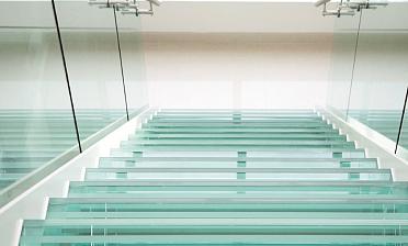 Стеклянные ступени на косоурной лестнице в доме купить в Санкт-Петербурге