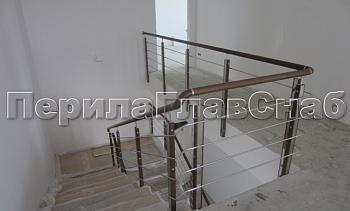 Ограждение с деревянным поручнем и стойками с деревянными вставками, с ригелями в Санкт-Петербурге. Готовые проекты ПерилаГлавСнаб