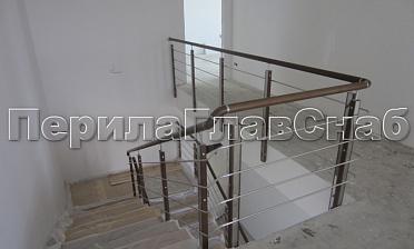 Ограждение с деревянным поручнем и стойками с деревянными вставками, с ригелями купить в Санкт-Петербурге