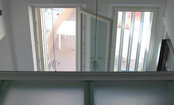 Стеклянное перекрытие из матового стекла на внутреннем балконе в Санкт-Петербурге. Готовые проекты ПерилаГлавСнаб