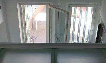 Стеклянное перекрытие из матового стекла на внутреннем балконе купить в Санкт-Петербурге