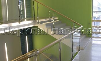 Ограждение с деревянным поручнем, стеклом и стойками в Санкт-Петербурге. Готовые проекты ПерилаГлавСнаб