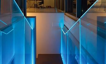 Ограждения лестниц на несущем стекле с подсветкой в Санкт-Петербурге. Готовые проекты ПерилаГлавСнаб