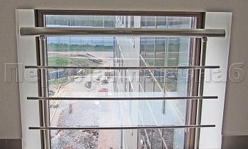 Межэтажное ограждение из нержавеющей стали с торцевым креплением для окон в Санкт-Петербурге. Готовые проекты ПерилаГлавСнаб