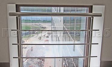 Межэтажное ограждение из нержавеющей стали с торцевым креплением для окон купить в Санкт-Петербурге