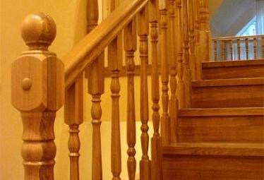 Деревянные лестницы купить в Санкт-Петербурге