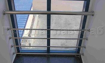 Ограждение на окнах из нержавещей трубы с ригелями в Санкт-Петербурге. Готовые проекты ПерилаГлавСнаб