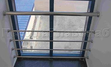 Ограждение на окнах из нержавещей трубы с ригелями купить в Санкт-Петербурге