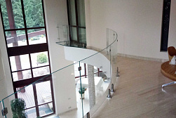 Цельностеклянные ограждения на несущем стекле в Санкт-Петербурге. Готовые проекты ПерилаГлавСнаб - фото 18 Цельностеклянные ограждения на несущем стекле в Санкт-Петербурге. Готовые проекты ПерилаГлавСнаб - фото 18