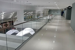 Стеклянные ограждения для торговых  и бизнес центров в Санкт-Петербурге. Готовые проекты ПерилаГлавСнаб - фото 3 Стеклянные ограждения для торговых  и бизнес центров в Санкт-Петербурге. Готовые проекты ПерилаГлавСнаб - фото 3