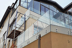 Цельностеклянные ограждения на несущем стекле в Санкт-Петербурге. Готовые проекты ПерилаГлавСнаб - фото 8 Цельностеклянные ограждения на несущем стекле в Санкт-Петербурге. Готовые проекты ПерилаГлавСнаб - фото 8