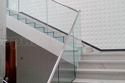 Цельностеклянные ограждения на несущем стекле в Санкт-Петербурге. Готовые проекты ПерилаГлавСнаб - фото 7 Цельностеклянные ограждения на несущем стекле в Санкт-Петербурге. Готовые проекты ПерилаГлавСнаб - фото 7