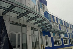 Стеклянные козырьки на спайдерах в Санкт-Петербурге. Готовые проекты ПерилаГлавСнаб - фото 1 Стеклянные козырьки на спайдерах в Санкт-Петербурге. Готовые проекты ПерилаГлавСнаб - фото 1