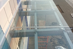 Стеклянные козырьки на спайдерах в Санкт-Петербурге. Готовые проекты ПерилаГлавСнаб - фото 9 Стеклянные козырьки на спайдерах в Санкт-Петербурге. Готовые проекты ПерилаГлавСнаб - фото 9