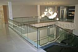 Стеклянные ограждения для торговых  и бизнес центров в Санкт-Петербурге. Готовые проекты ПерилаГлавСнаб - фото 17 Стеклянные ограждения для торговых  и бизнес центров в Санкт-Петербурге. Готовые проекты ПерилаГлавСнаб - фото 17