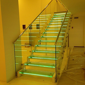 Ограждение маршевых лестниц со стеклом на точеном креплении