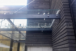 Стеклянные козырьки на спайдерах в Санкт-Петербурге. Готовые проекты ПерилаГлавСнаб - фото 5 Стеклянные козырьки на спайдерах в Санкт-Петербурге. Готовые проекты ПерилаГлавСнаб - фото 5