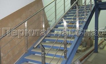 Ограждение с нестандартными нержавеющими стойками и ригельным заполнением купить в Санкт-Петербурге