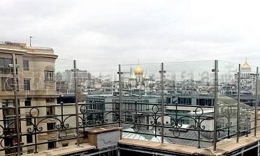 Ветрозащитное ограждение на стойках из нержавейки купить в Санкт-Петербурге