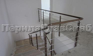 Ограждение с деревянным поручнем и стойками с деревянными вставками, с ригелями купить в Санкт-Петербурге